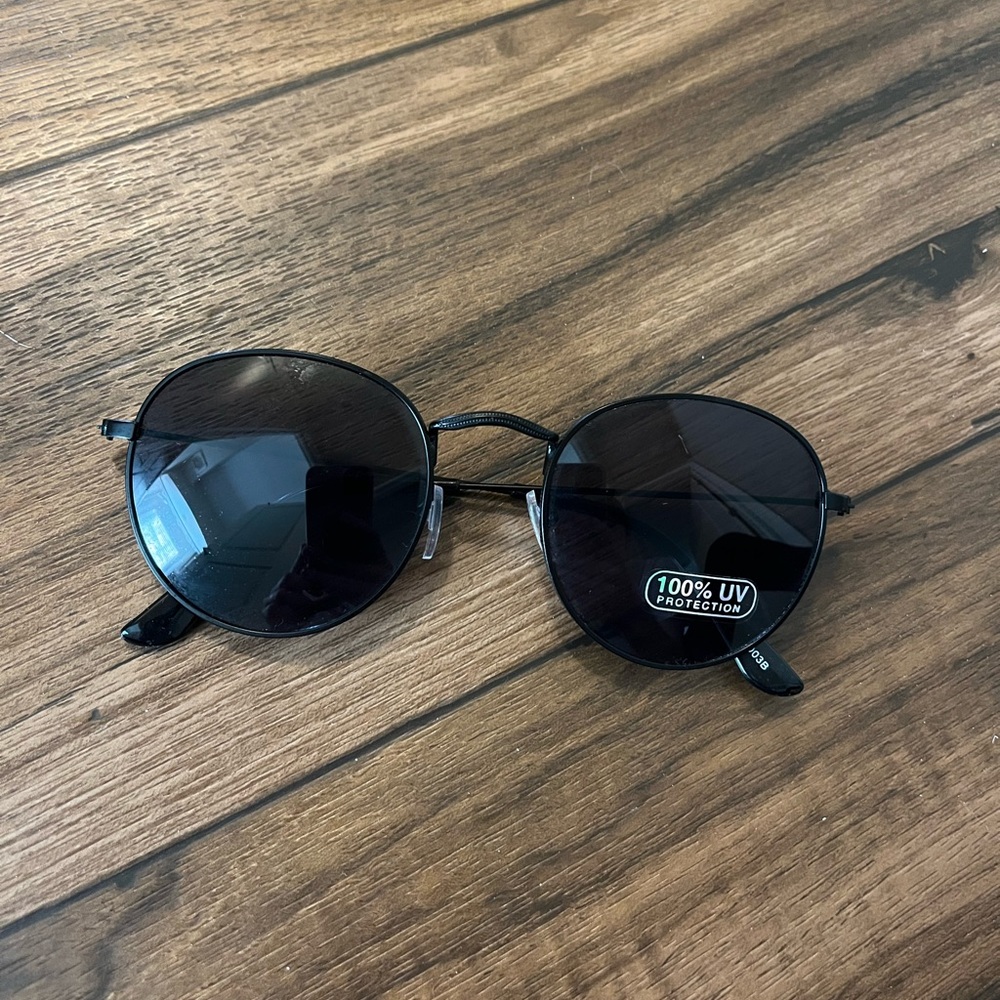 Lulu’s round sunglasses